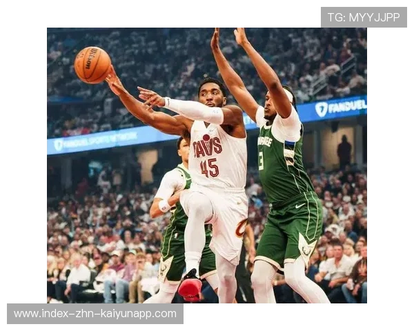 米切尔底线反手上篮命中，骑士扩大优势